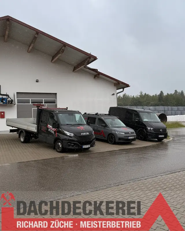 Firmenfahrzeuge der Dachdeckerei Richard Züche vor dem Betriebsgebäude