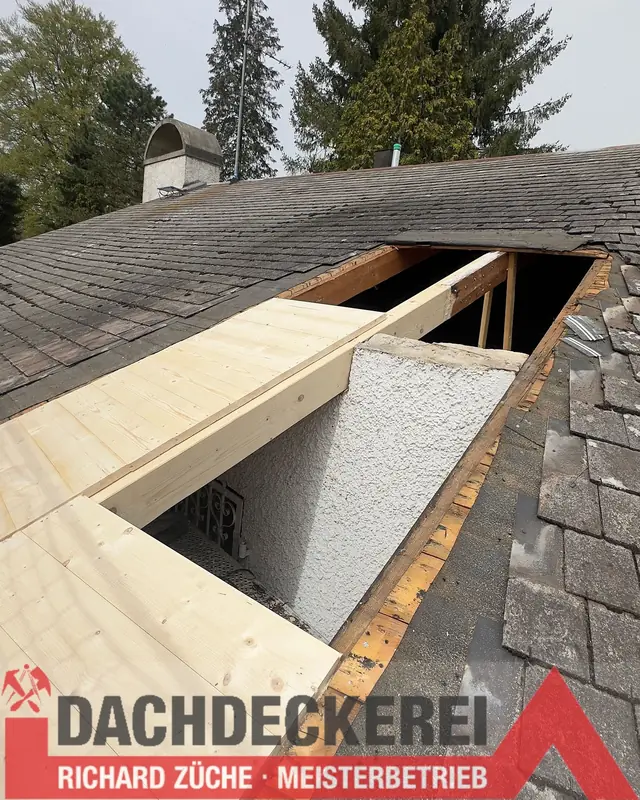 Dachöffnung mit neuen Holzbalken bei einem Umbau