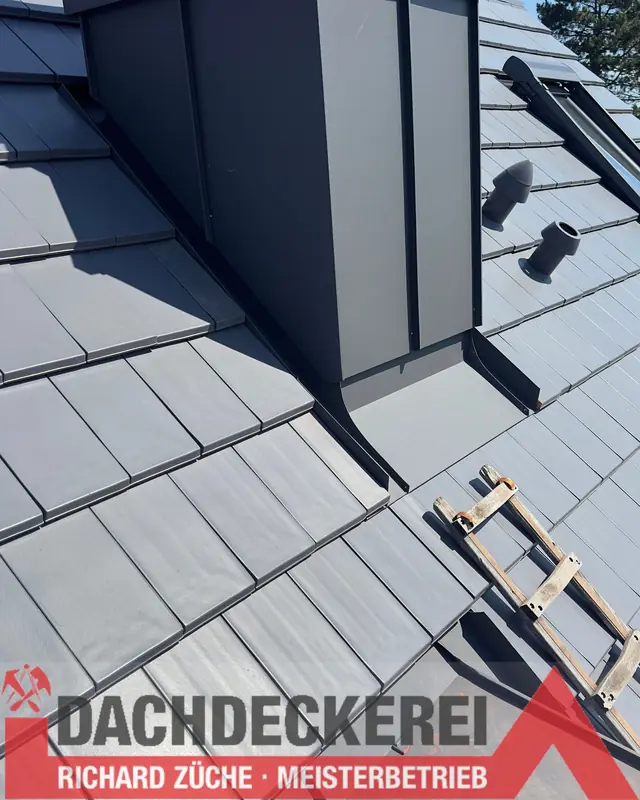 Gaube mit Metallverkleidung