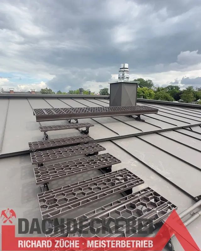 Metalldach mit Trittstufen und Kaminanschluss
